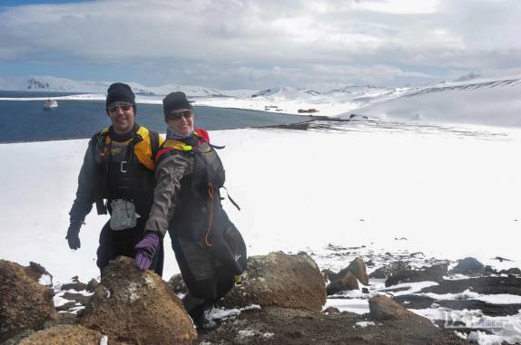 No alto das escarpas vulcânicas de Deception Island, na Antártida